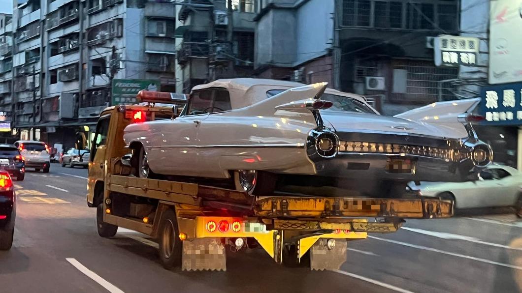 網友在街頭捕捉一台1955年的凱迪拉克。（圖／翻攝自爆廢公社） 台北捕獲罕見「古董車」　眼尖粉絲秒認：周杰倫那台