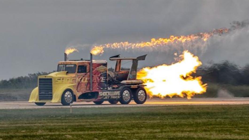 「噴射卡車」與飛機競速　時速飆483km爆炸起火