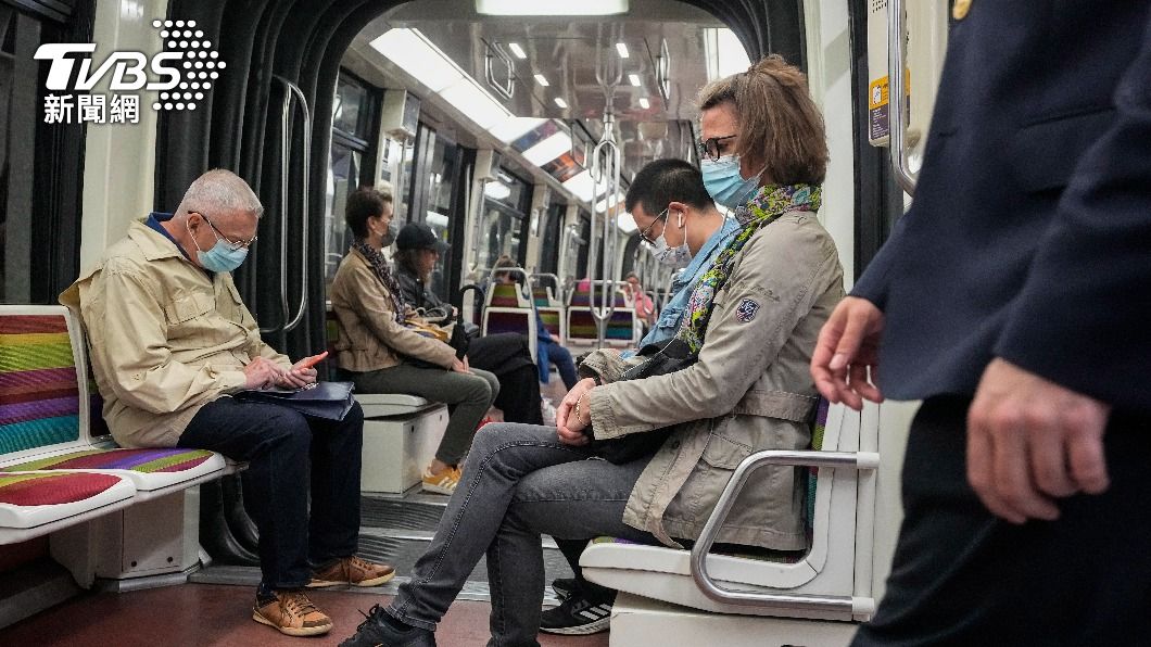 法國7成民眾盼地鐵重新強制配戴口罩。（圖／達志影像美聯社）