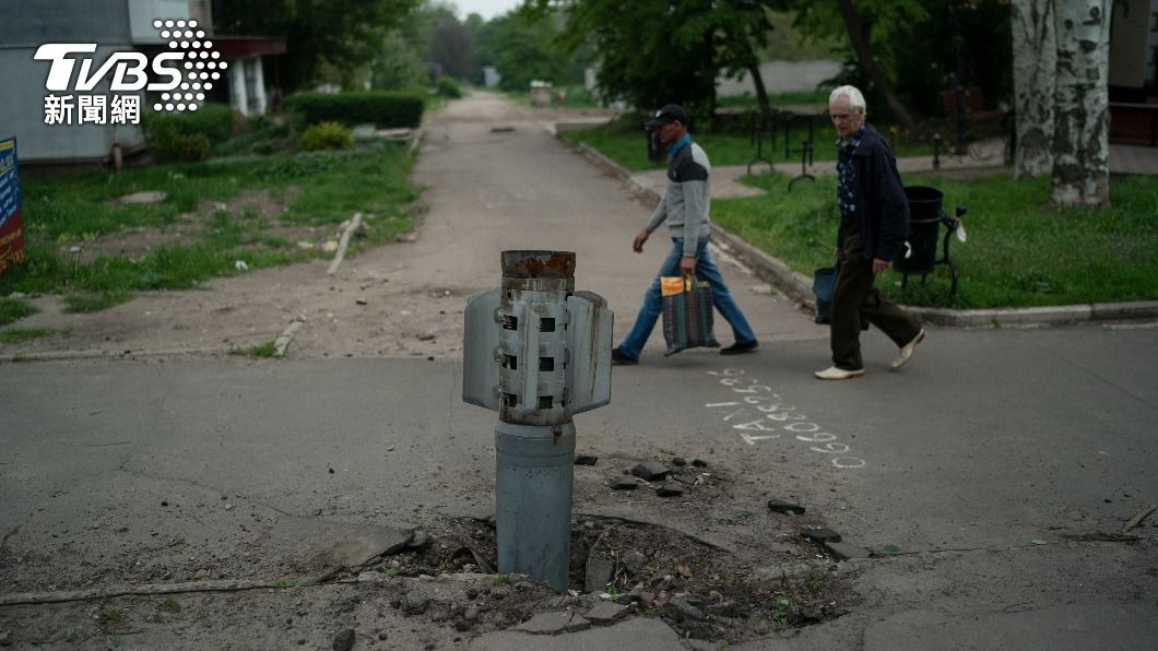烏克蘭東部盧干斯克地區一處街道上插著未爆彈。（圖/達志影像美聯社）