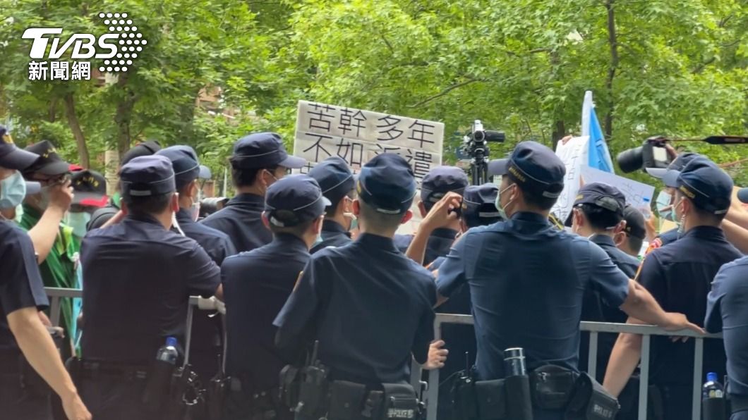 中華快遞公司今天到交通部前面抗議。（圖／葉韋辰攝）
