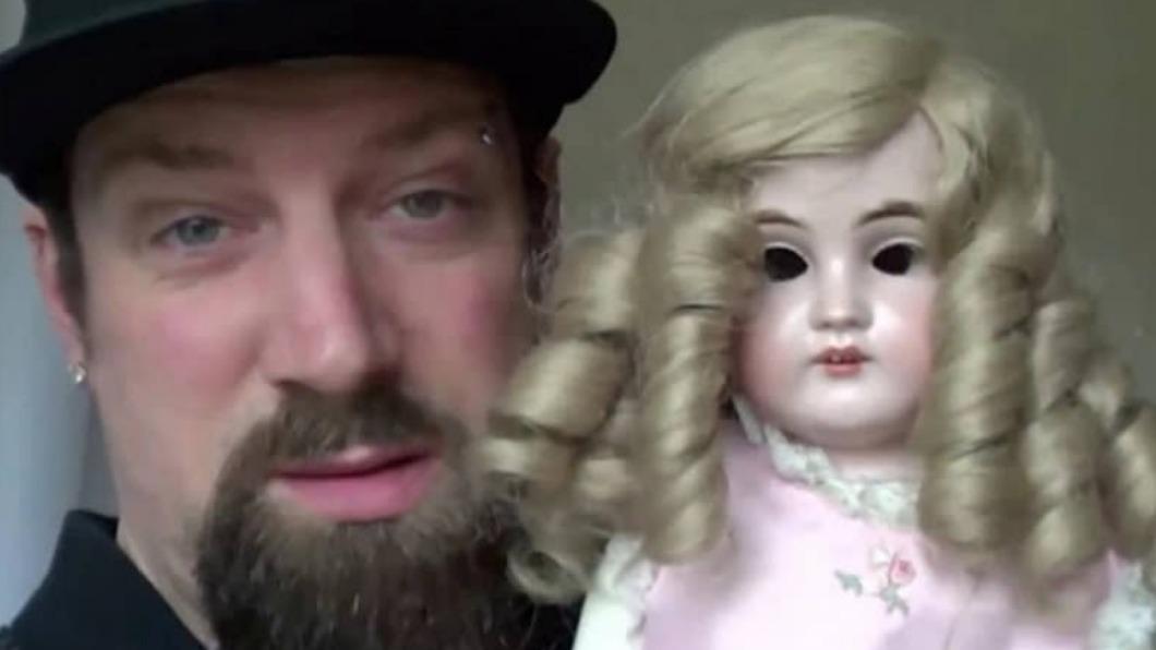 男子自接手珍妮特（Janet）娃娃後身邊不斷出現詭異事情。（圖／翻攝自推特）