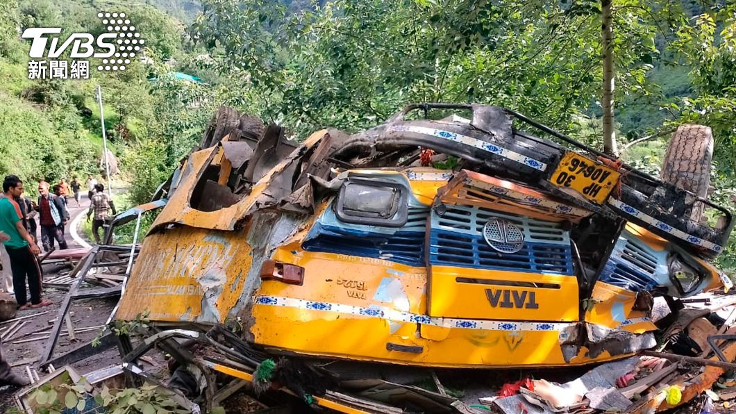 印度發生巴士墜谷意外。（圖／達志影像美聯社）