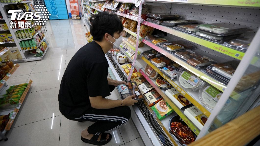 南韓物價飆，民眾在超商選購較低價的便當。（圖／達志影像路透社） 南韓通膨創近24年新高　央行7月恐一次升息2碼