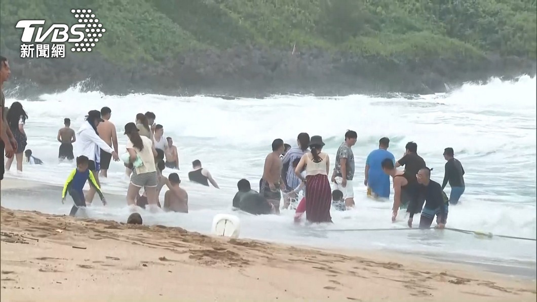 夏天到了許多民眾都會到墾丁海灘戲水。（圖／TVBS）