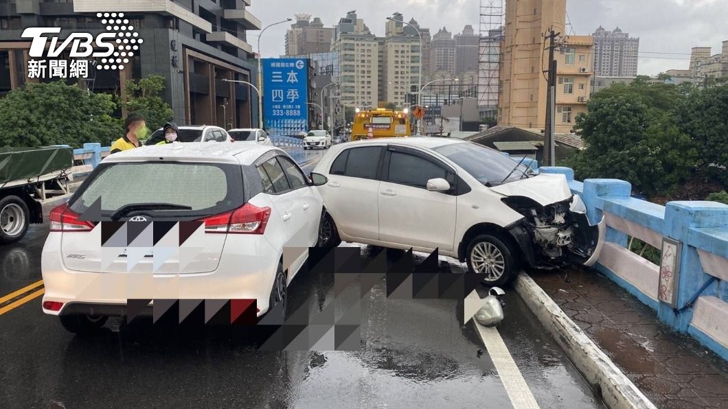 桃園大興橋昨（5）日發生車禍。（圖／TVBS）