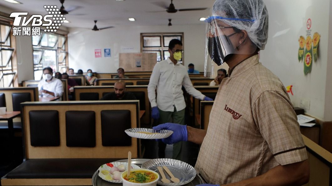 印度孟買一處餐館正在出餐。（圖/達志影像美聯社）