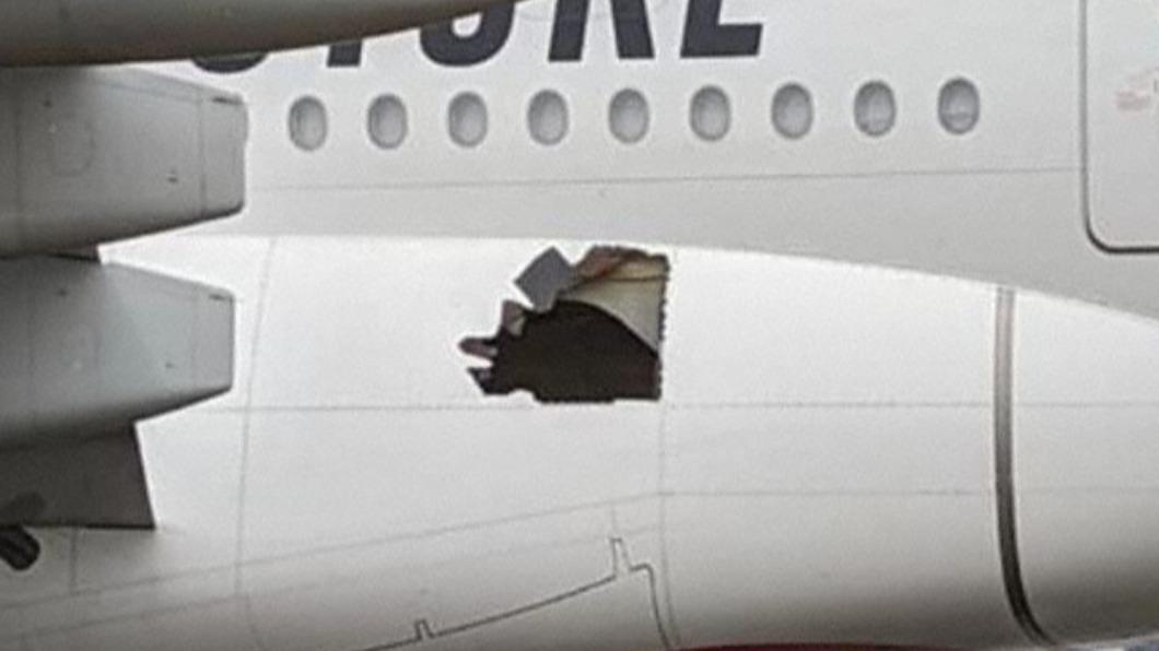 乘客下機後才看到飛機外皮破了一個大洞。（圖／翻攝自 JACDEC 推特 @JacdecNew） 飛機半空中突傳爆炸聲　機身破大洞飛14小時乘客超驚