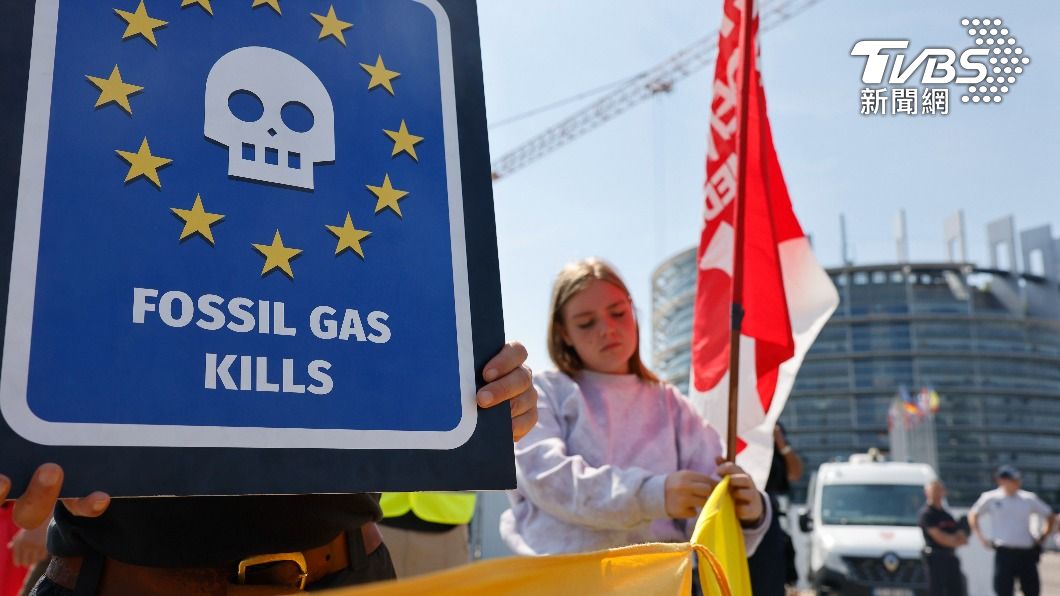 示威者聚集歐洲議會外，反對將天然氣列入「永續能源」清單內。（圖/達志影像美聯社）