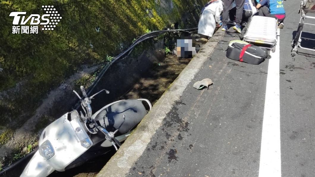 機車掉落水溝內。（圖／TVBS）