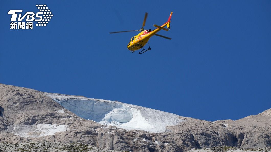 義大利東部阿爾卑斯山區發生冰河大面積崩塌意外，造成至少９人死亡。（圖／達志影像美聯社）