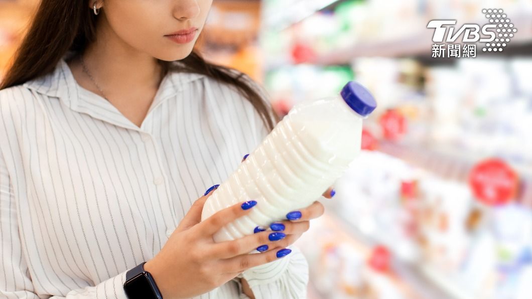 許多人在購買前皆會檢查牛奶上的保存期限。（示意圖／shutterstock達志影像）