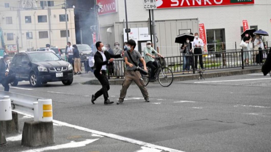 日本前首相安倍晉三中槍，一名可疑男子當場被捕。（圖／翻攝自推特）