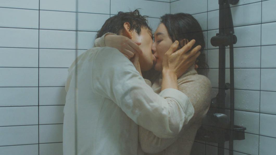 鍾漢良（左）、李小冉《今生有你》上演「浴室濕吻」。（圖／中天娛樂台提供）