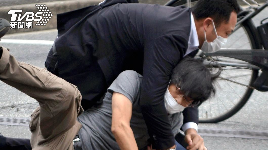 日本前首相安倍晉三中彈現場畫面，一名可疑男子遭壓制。（圖／達志影像美聯社）