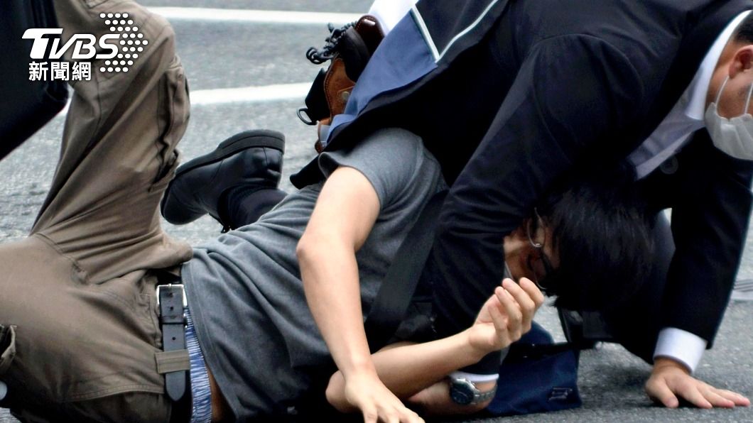 日本前首相安倍晉三中彈現場畫面，一名可疑男子遭壓制。（圖／達志影像美聯社）