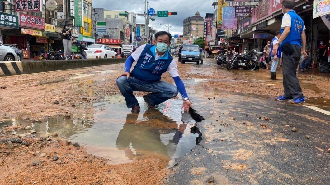 桃園市龍潭區中正路今天下午發生自來水管爆裂。（圖／翻攝自市議員劉熒隆臉書）