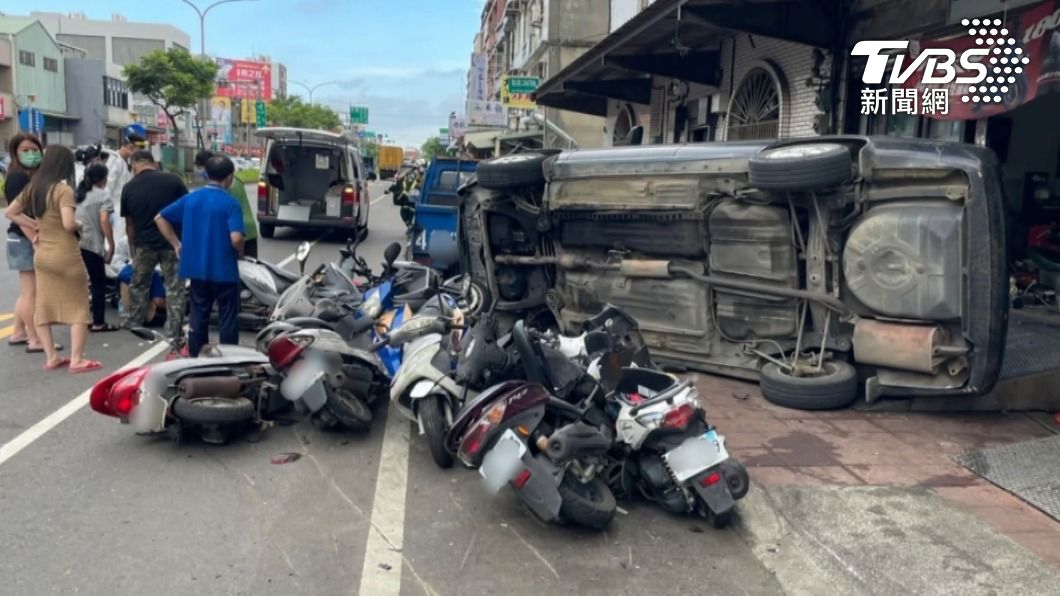 桃園男駕駛開車衝撞人行道撞倒10台機車。（圖／TVBS）