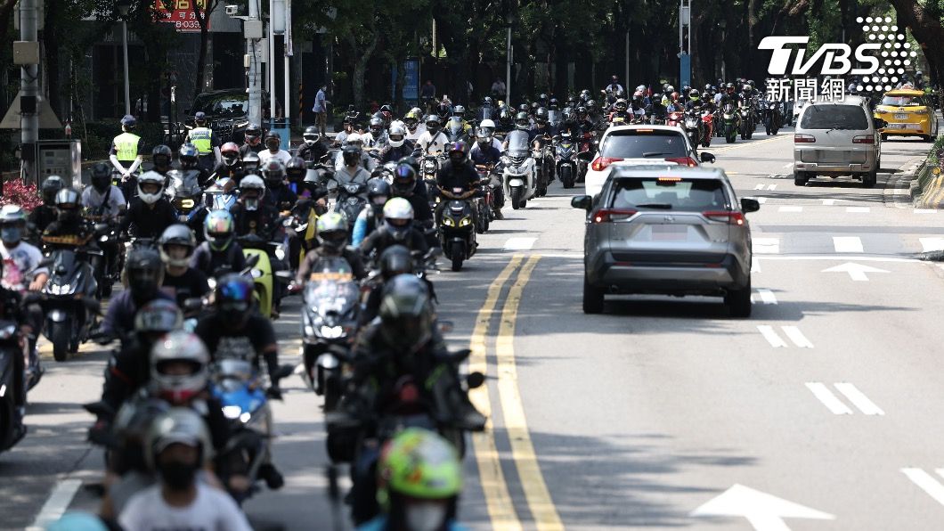台灣機車路權促進會今天發起第1屆交通解嚴大遊行。（圖／中央社）