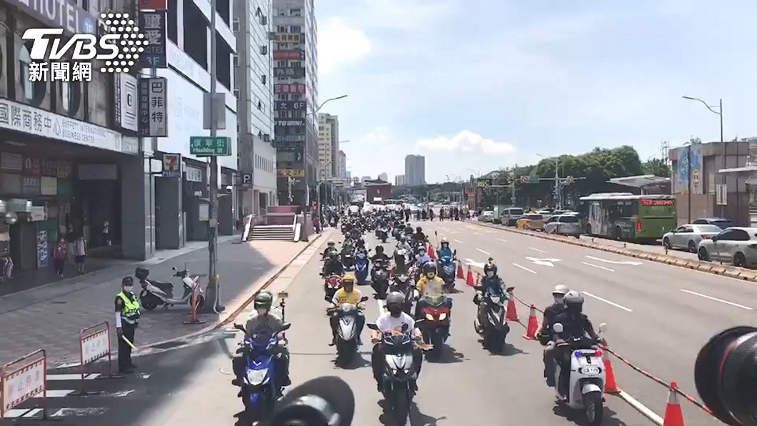 台灣機車路權促進會曾發起「交通解嚴大遊行」，騎上禁行機車的忠孝西路。（圖／TVBS資料畫面）
