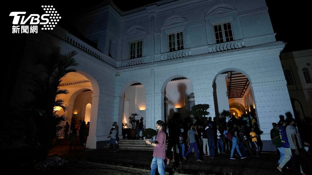 斯里蘭卡總統官邸遭大批憤怒民眾攻佔數小時。（圖／達志影像美聯社）