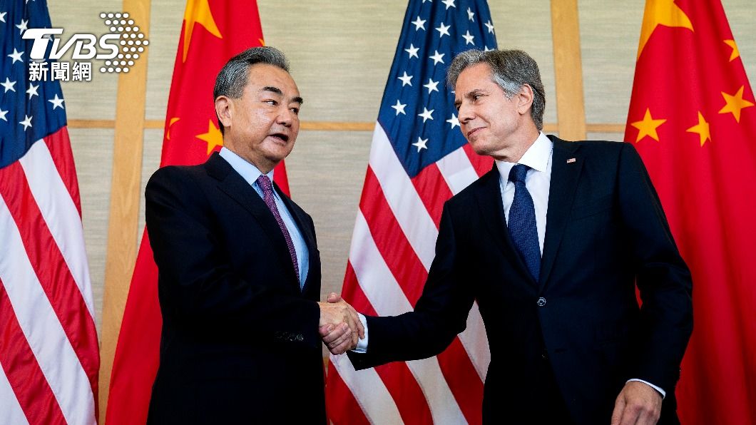 美國國務卿布林肯（Anthony Blinken）和中國大陸外交部長王毅9日進行G20場邊會。（圖／達志影像美聯社）