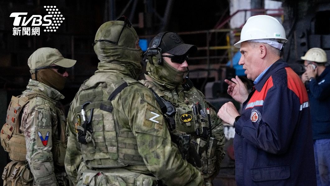 駐紮烏東盧干斯克的俄羅斯官兵與當地官員溝通。（圖/達志影像美聯社）