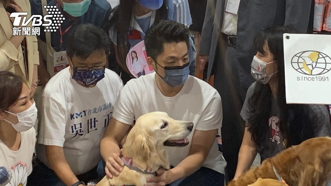 國民黨台北市長參選人蔣萬安逛寵物用品展。（圖／TVBS）