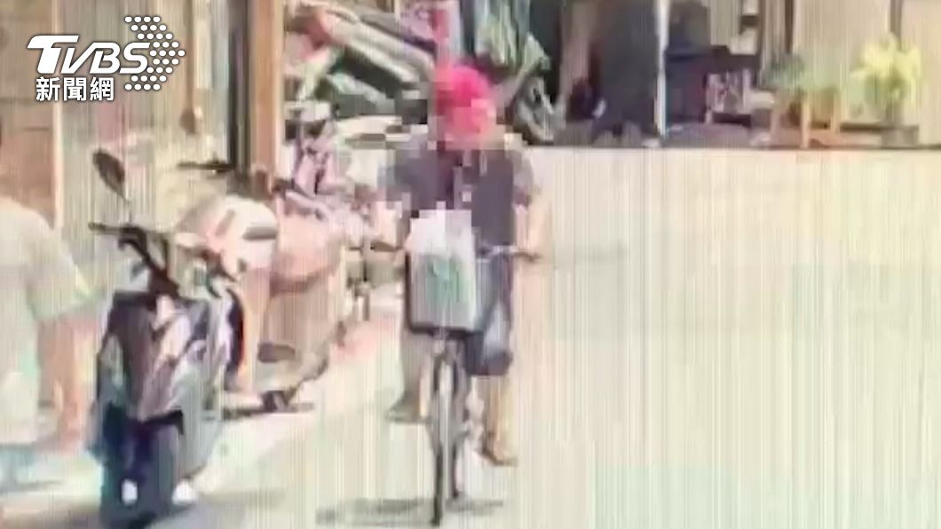 男子在信義區偷腳踏車。（圖／TVBS）