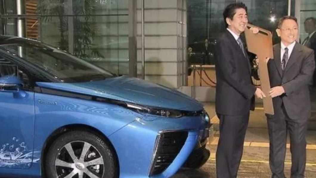 安倍晉三2015年為Toyota Mirai代言。（圖／ Toyota）