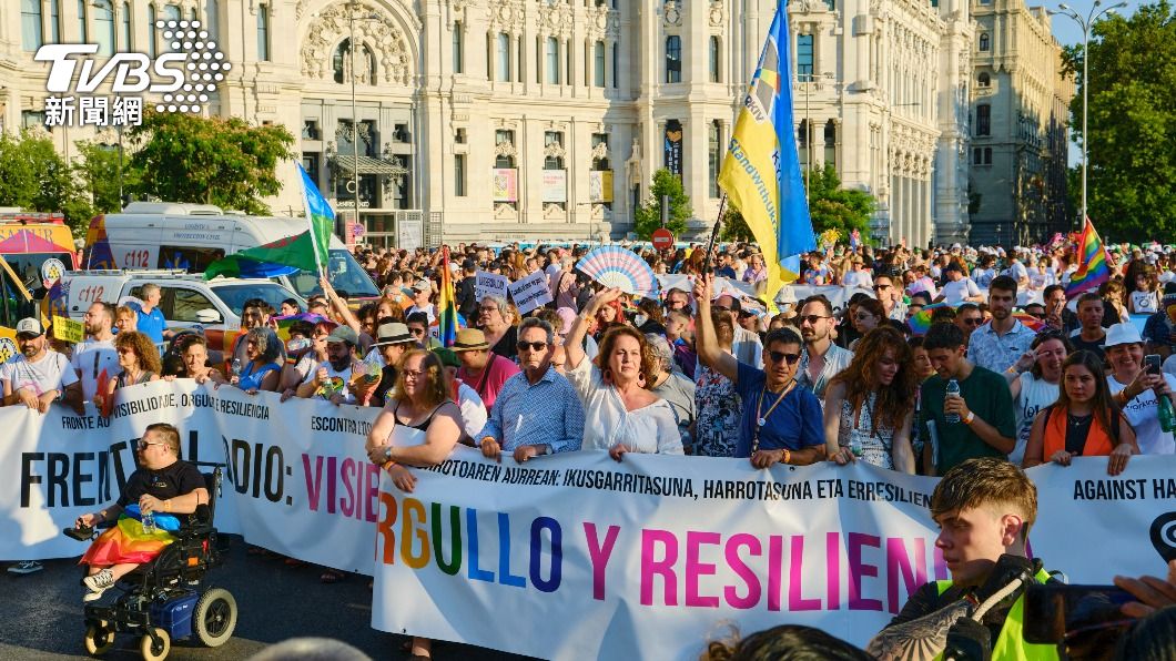 馬德里LGBTI+驕傲大遊行隊伍前鋒。（圖／中央社）