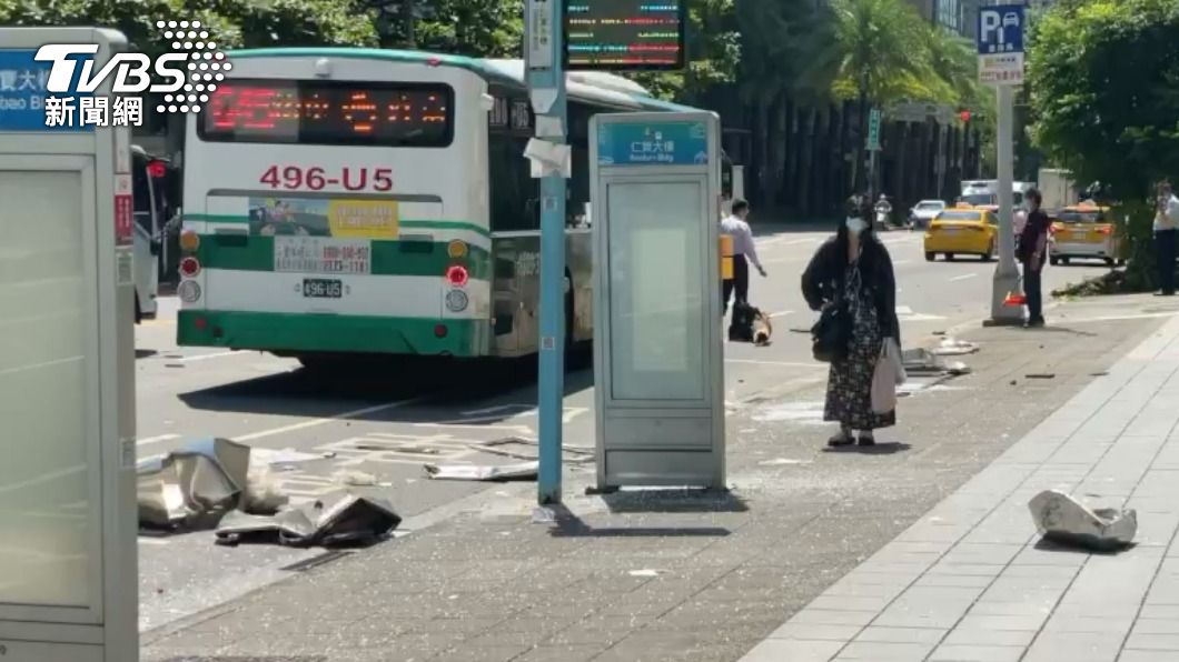 公車站牌被撞毀。（圖／TVBS）