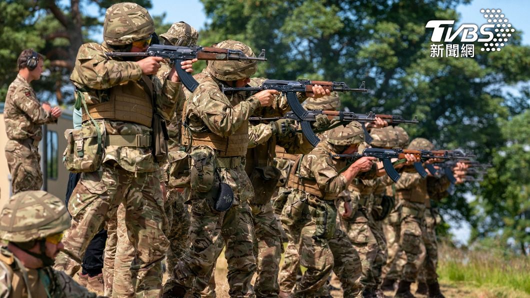 烏克蘭陸軍士兵在英國接受AK系列步槍訓練。（圖/達志影像美聯社）