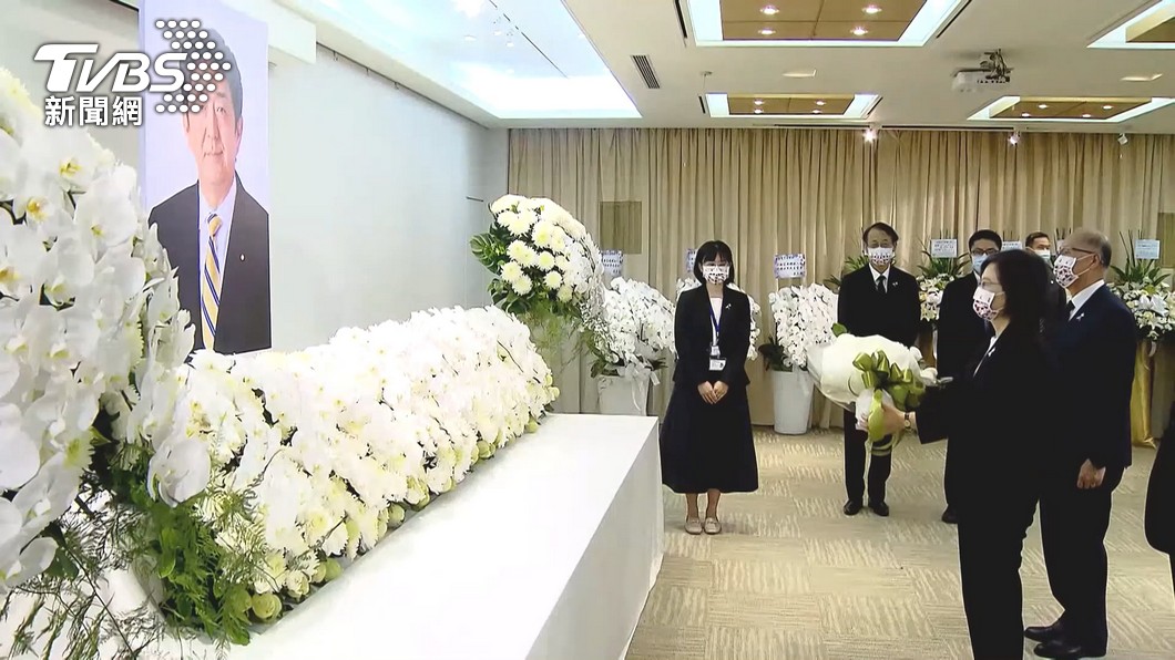 日本政府將於27日在東京為已故前首相安倍晉三舉行國葬。圖為蔡英文先前出席安倍悼念。（圖／TVBS資料畫面）