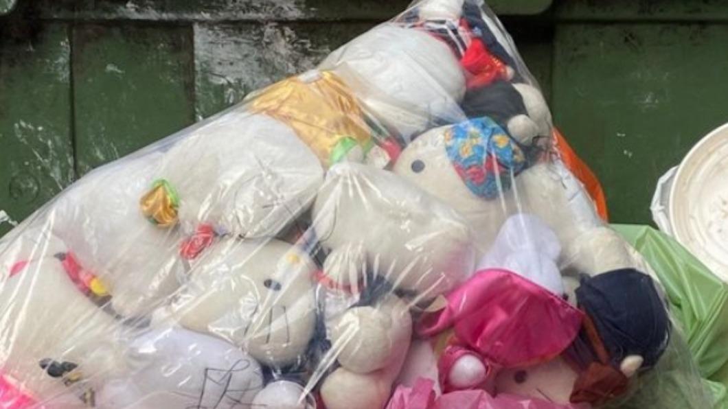 整袋Kitty玩偶被丟在垃圾車裡。（圖／翻攝自爆廢公社二館）