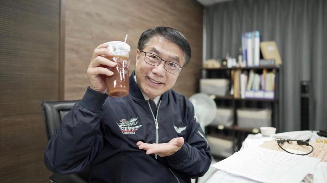 台南市長黃偉哲表示，自己飲料都點全糖。（圖／翻攝自weiche946 IG）