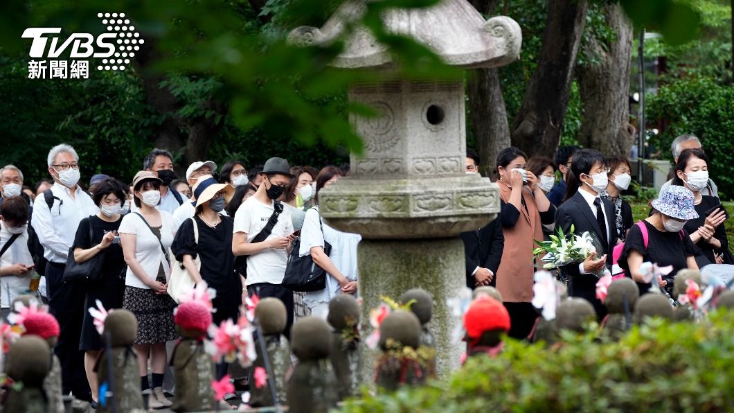 安倍晉三喪禮場外，日本民眾大排長龍獻花惜別。（圖／達志影像美聯社）
