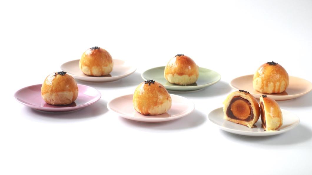 世界麵包冠軍陳耀訓推出的「紅土鹹蛋黃酥」號稱是蛋黃酥界的愛馬仕。（圖／翻攝陳耀訓臉書）