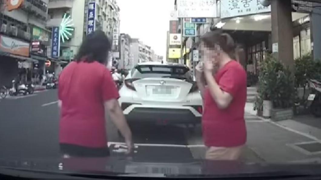兩名婦人接力人肉佔車位。（圖／ hong jung liu提供）
