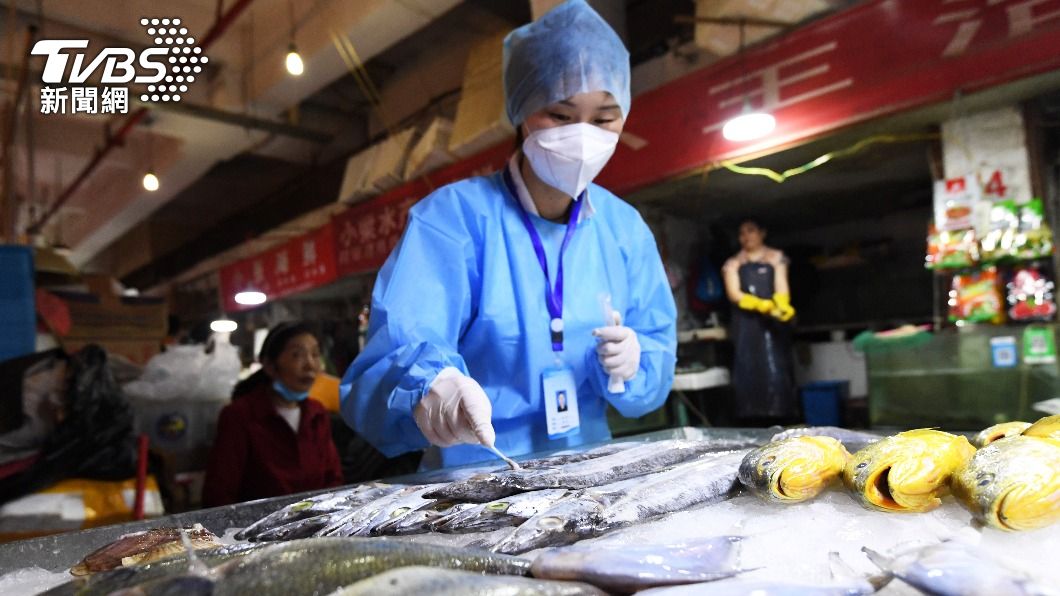 中國大陸國務院禁止各地針對部分貨物實施新冠病毒核酸檢測。（圖／達志影像路透社）