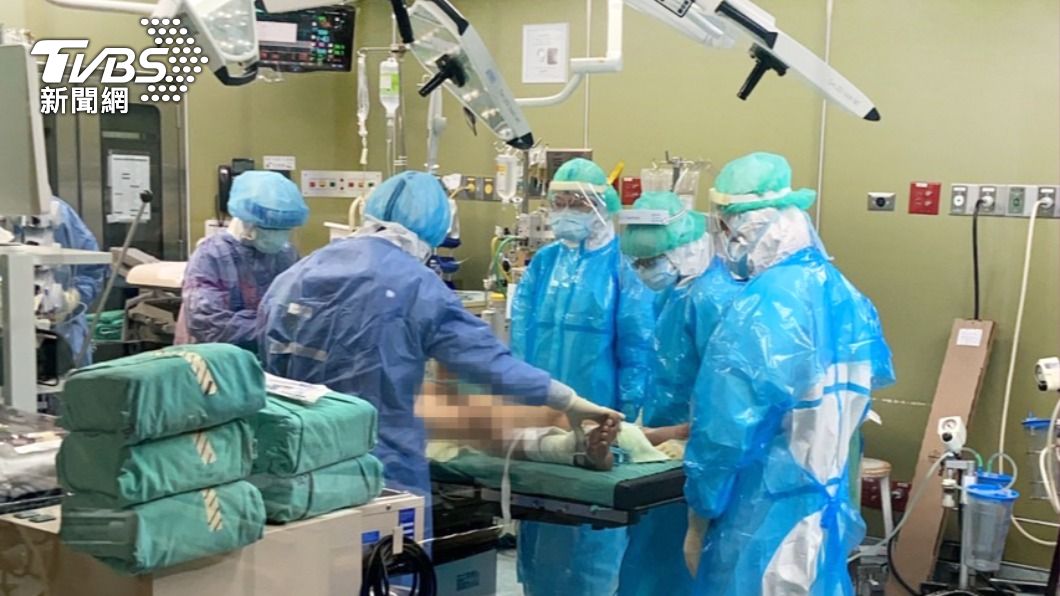 馬偕醫院團隊穿著防護衣，進行10小時手術搶救主動脈剝離的確診患者。（圖／院方提供）