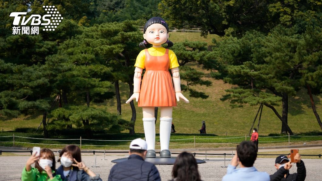 《魷魚遊戲》最經典的畫面之一 : 玩木頭人的巨型女孩雕像。（圖/達志影像美聯社）