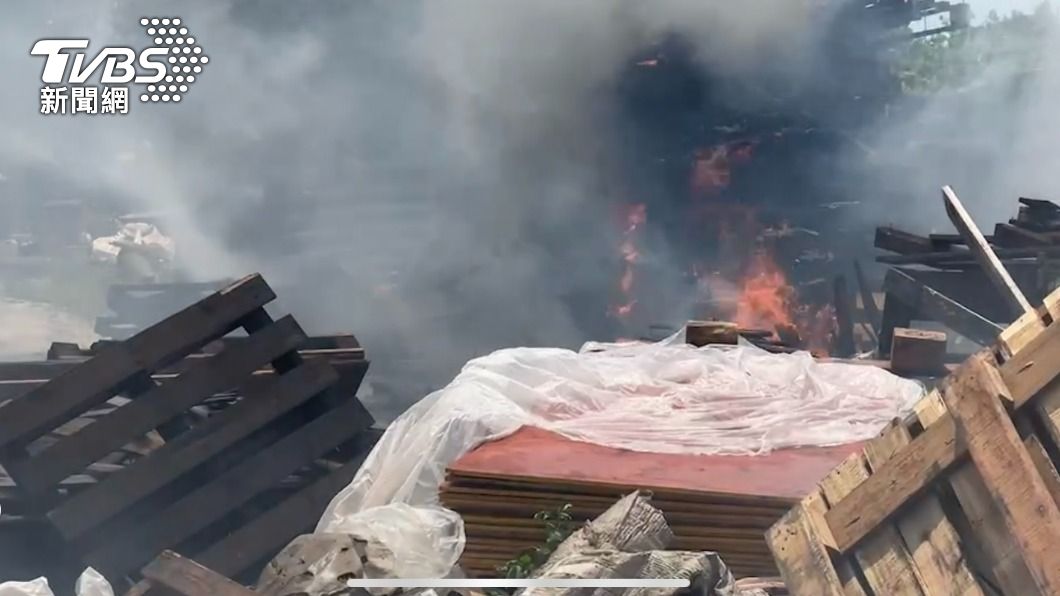 木棧板起火波及幼兒園，300師生午休急逃命。（圖／TVBS）