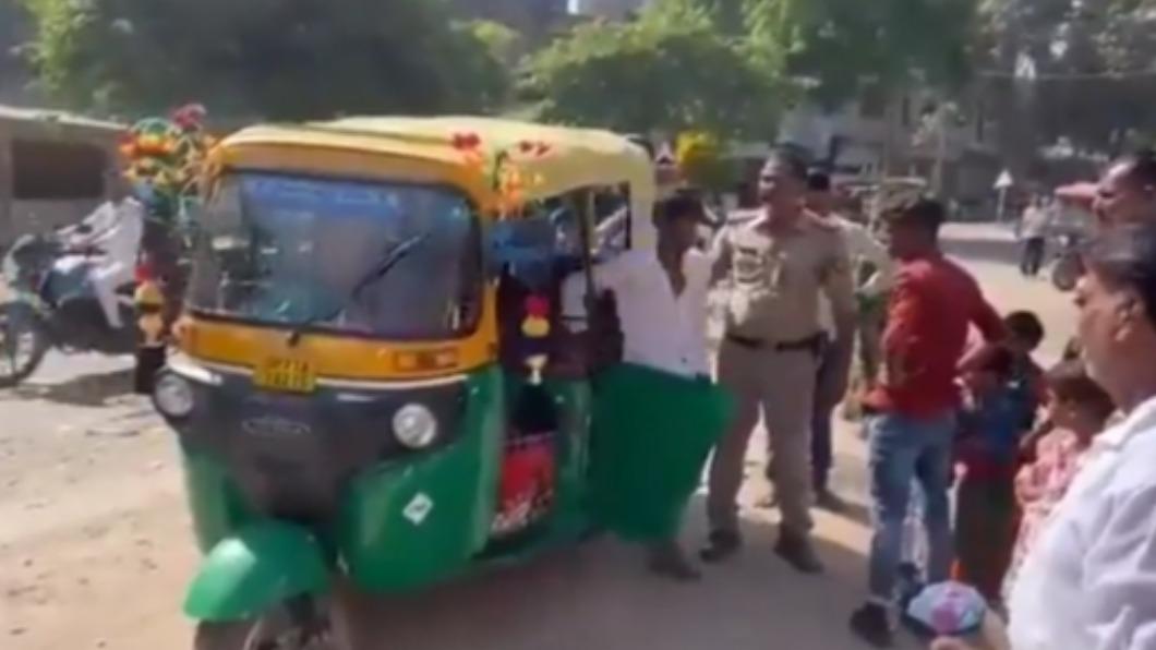 印度一輛嘟嘟車竟滿載27人。（圖／翻攝自@MadhawTiwari推特）