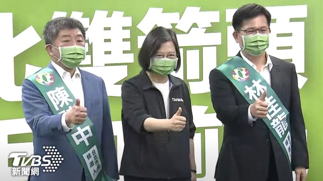 民進黨主席蔡英文推薦陳時中與林佳龍，並親自為兩人披上選舉彩帶。（圖／TVBS）