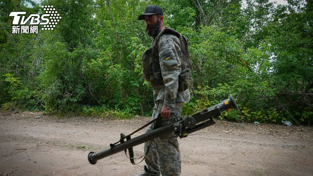 烏克蘭前線官兵手持美援輕型軍備。（圖/達志影像美聯社）