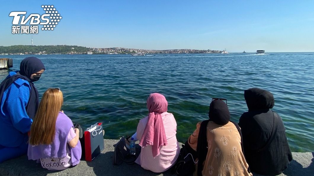 圖為聚集在海邊的土耳其女性。（圖／中央社）