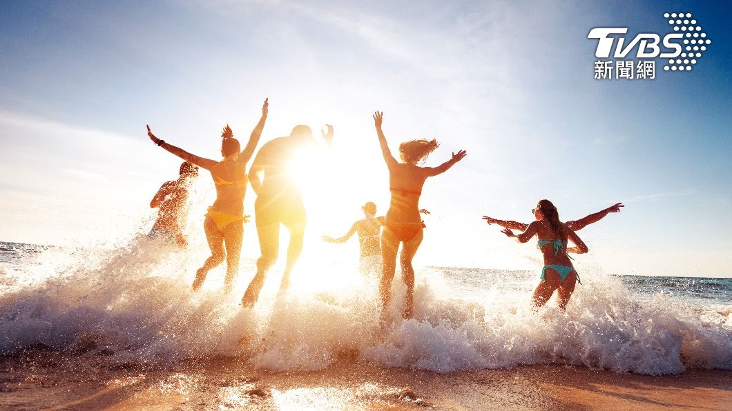 夏季民眾喜歡到海邊玩水消暑。（示意圖／shutterstock達志影像）