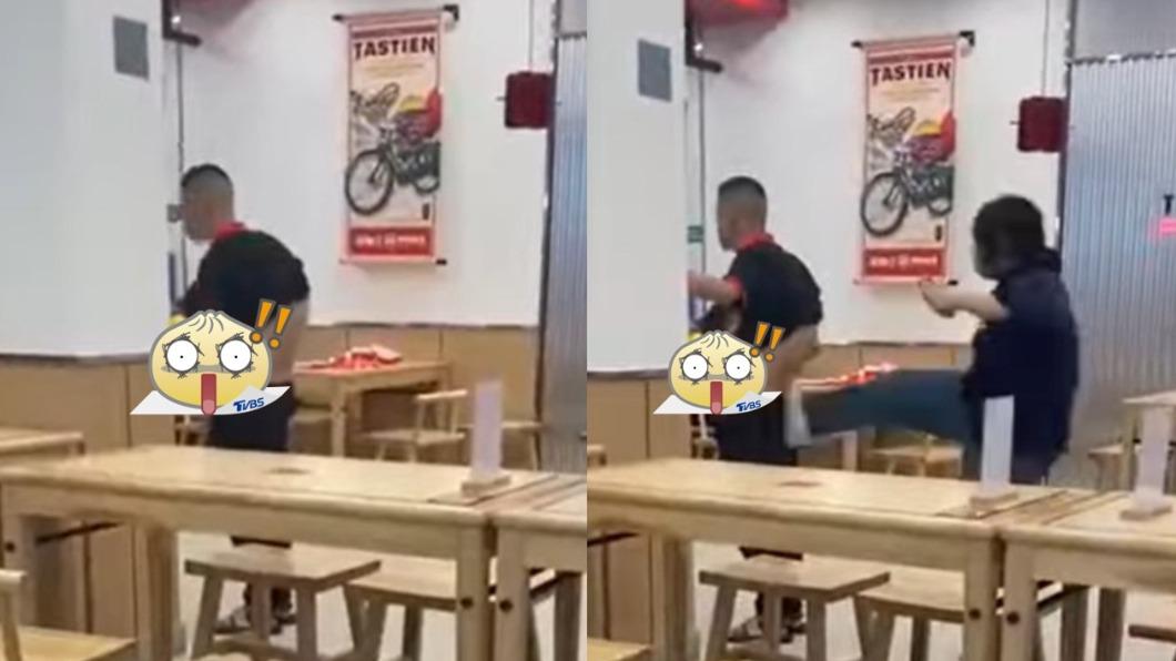 男子在速食店內脫褲子，被大姐一腳踹飛。（圖／翻攝自爆廢公社公開版）