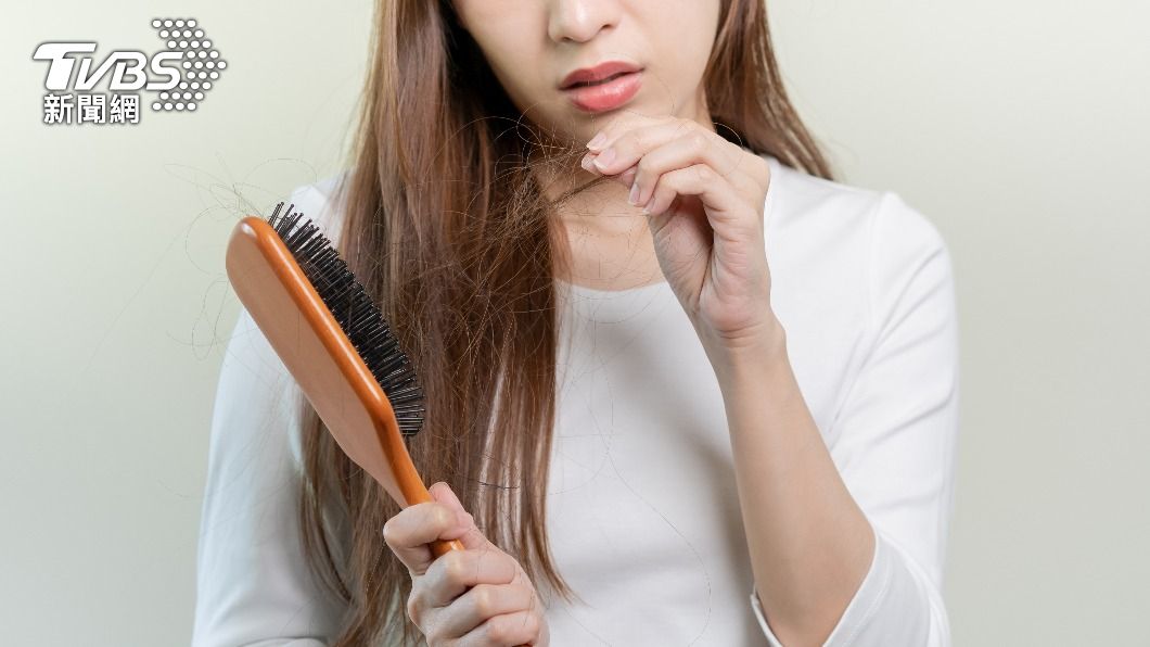 作息不正常、壓力大、飲食不均衡、荷爾蒙變化等都會導致掉髮、頭髮毛躁。（示意圖／shutterstock達志影像）